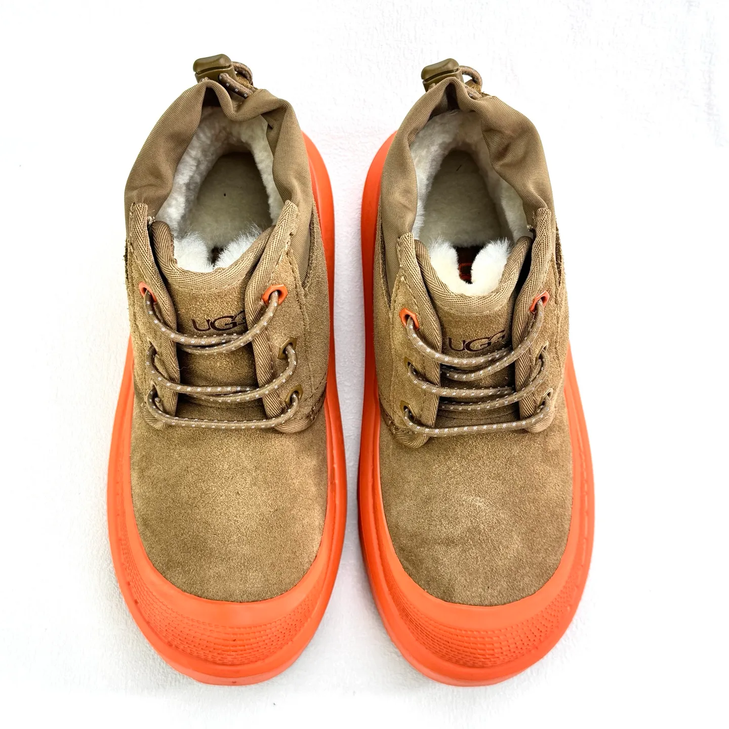 Local 💰600 [Wang Yibo's same style 3991UGG waterproof Tasman high top] The upper is made of high-mercerized cow suede, with fine texture and good gloss, non-currency cow suede! The outsole is made of a combination of injection molding and IP foam (referred to as the original sole). It requires multiple processes and high costs. It is lightweight and feels better on your feet. It is a one-piece, ready-made outsole that is not a currency! Sheep fur lining, warm and skin-friendly size: 35 36 37 38 39 40 41 42 43 44 45